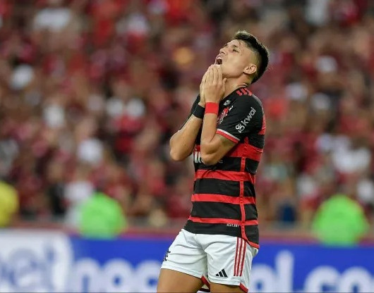 Luiz Araújo sofre lesão no joelho e desfalca Flamengo por dois meses