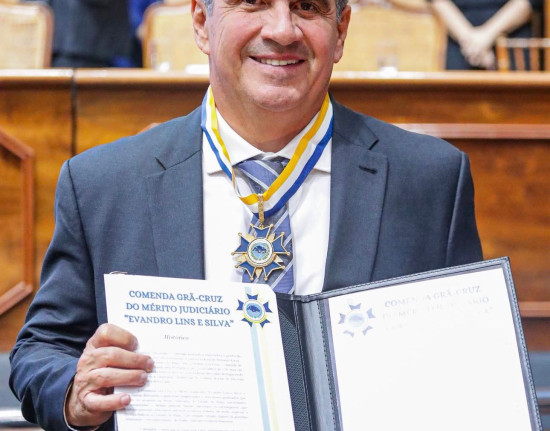 Ciro Nogueira recebe comenda Grã-Cruz do Mérito Judiciário Evandro Lins e Silva