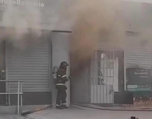 Incêndio de grandes proporções atinge loja em Timon e igreja é evacuada