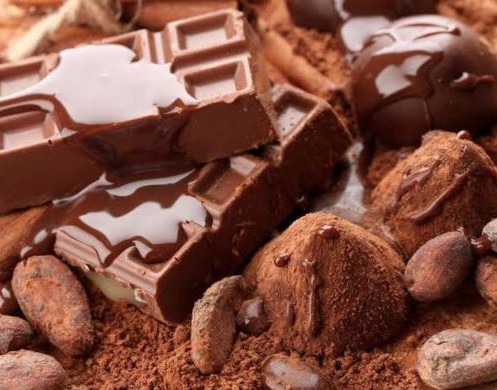 Chocolate amargo pode ajudar a controlar pressão, aponta estudo recente