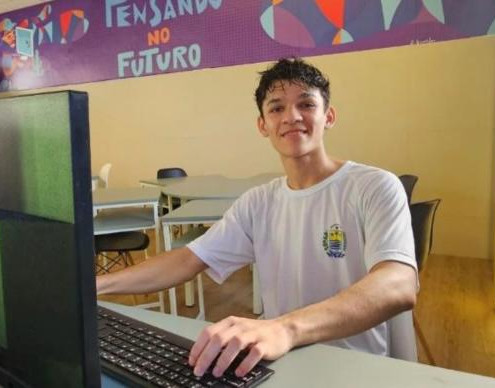 Estudante de 18 anos consegue vaga em empresa global e ensina adolescentes