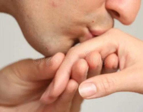 Justiça decide que beijo na mão sem consentimento pode ser agressão sexual