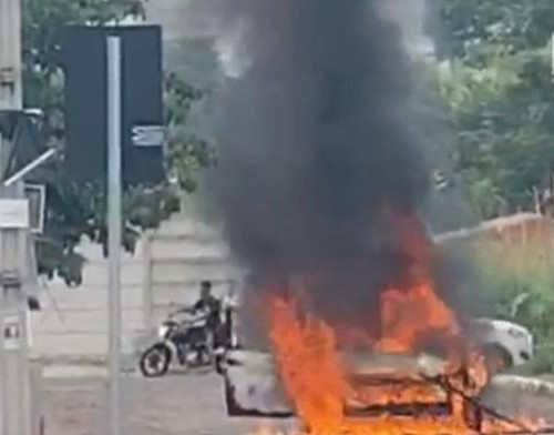 Carro pega fogo e fica totalmente destruído na zona Norte de Teresina
