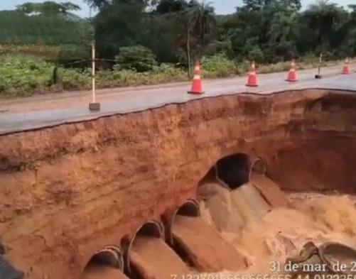 Chuva rompe bueiro e bloqueia rodovia entre Antônio Almeida e Marcos Parente
