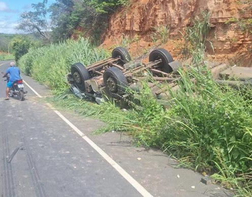 Caminhão capota na PI-141, deixa um morto e ferido no Sul do Piauí