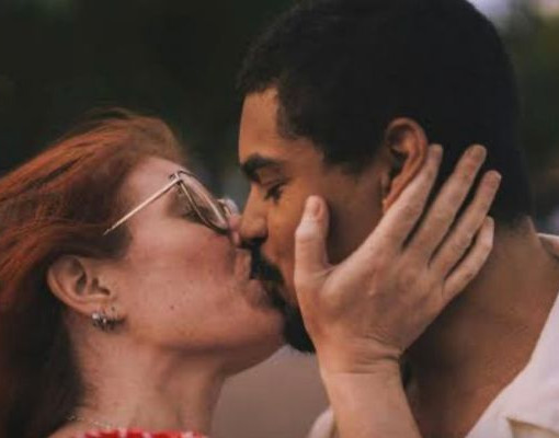 Estudo aponta que beijo antes do trabalho pode aumentar expectativa de vida