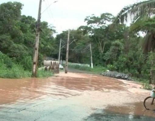 Avenida Camilo Filho alagada após transbordamento do riacho