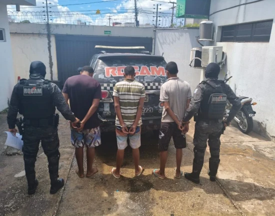 Motorista foge de sequestro pulando de carro e polícia prende envolvidos