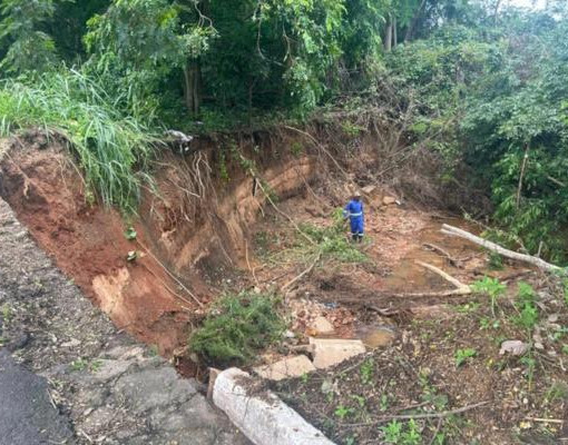 Cratera interdita faixa da Avenida Maranhão e altera trânsito em Teresina
