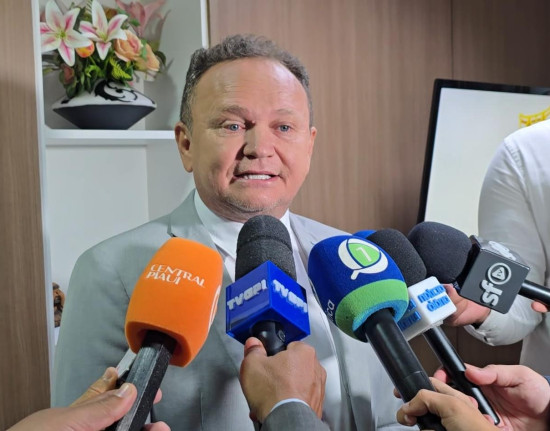 Vereador Roberval Queiroz titubeia e não define apoio ao governo