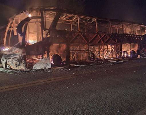 Incêndio atinge ônibus de turismo na BR-407 e destrói veículo por completo
