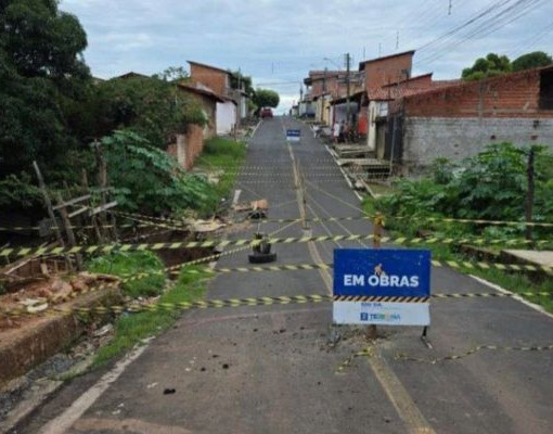 Erosão abre cratera e interdita rua na Zona Sul de Teresina
