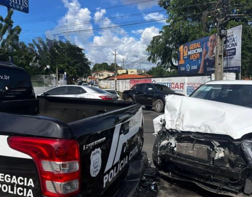 Viatura da Polícia Civil é atingida e deixa delegado ferido em Teresina