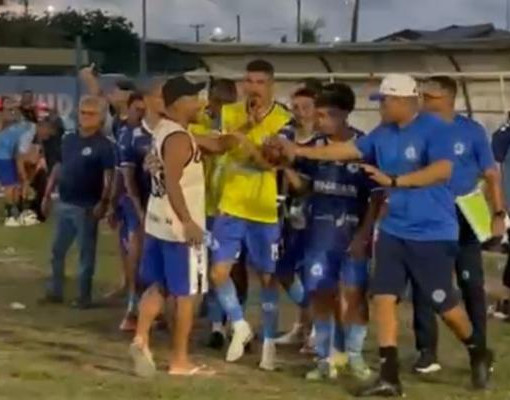 Após derrota, torcedor entra em campo e cobra jogadores do Parnahyba