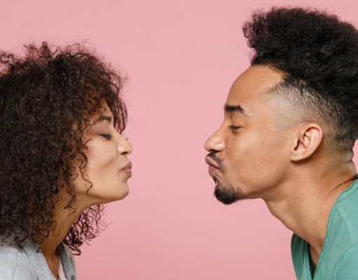 Um beijo pode mudar o corpo: hormônios do prazer são ativados rapidamente