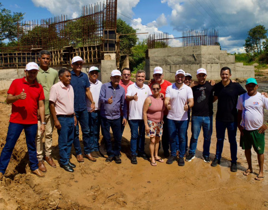 Deputado Dr. Vinícius e prefeito inauguram obras de infraestrutura em Aroazes