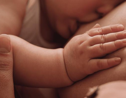 Bebê de 7 meses morre após mãe dormir durante amamentação no Paraná