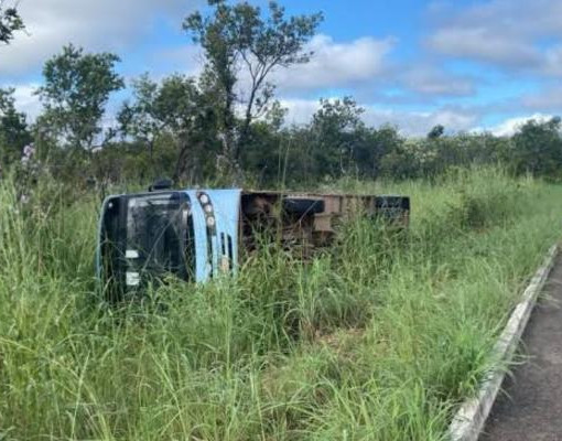 Ônibus com alunos sai da pista e tomba na BR-343 em Floriano