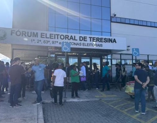 Eleitores formam fila gigante em Teresina antes do fim do prazo do título