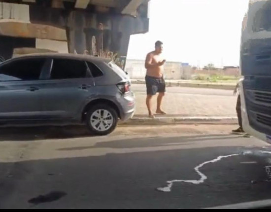 Acidente com caminhão cegonha deixa trânsito lento no elevado da Tabuleta