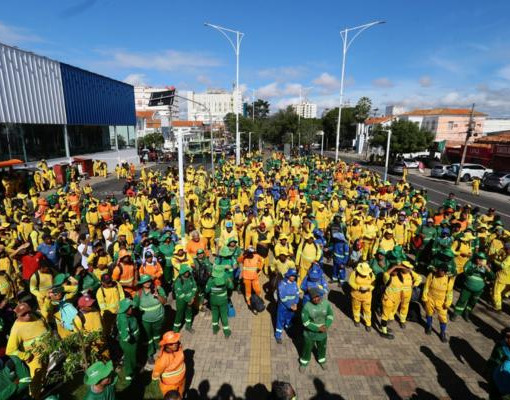 Garis fazem protesto em Teresina por melhores salários e condições