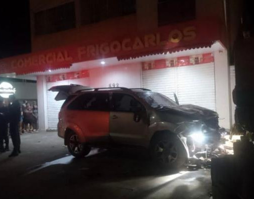 Mãe e bebê morrem após suspeitos baterem carro durante perseguição policial