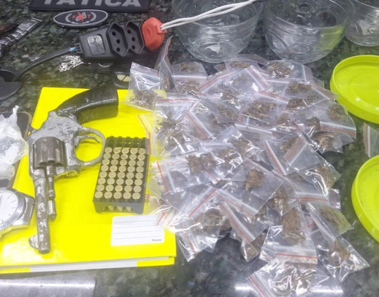 Trio é preso com drogas e arma durante ação policial na zona Sudeste