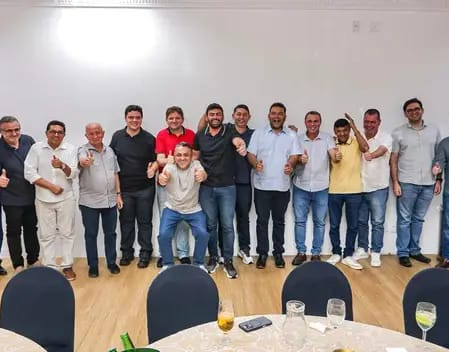 Pré-candidato ao Senado, Júlio César reúne 17 vereadores de Teresina
