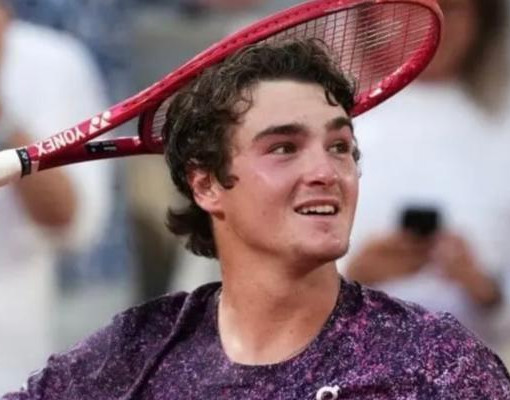 João Fonseca encara Jakub Mensik por vaga na semifinal de Roland Garros