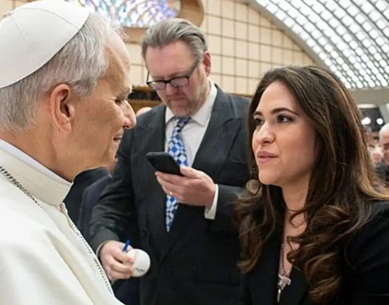 Papa Leão XIV quebra tradição e nomeia mulher para cargo no Vaticano