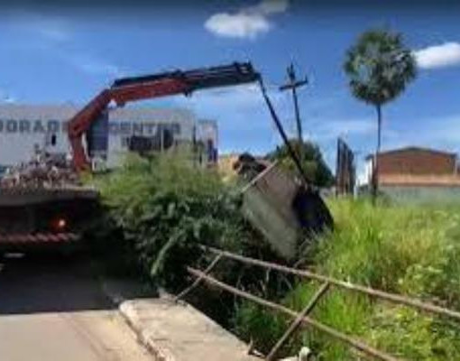 Caminhão com 20 toneladas de arroz cai em riacho na cidade de Floriano