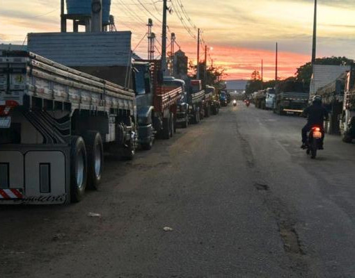 Após 20 dias de espera, caminhoneiros começam a deixar polo em Teresina