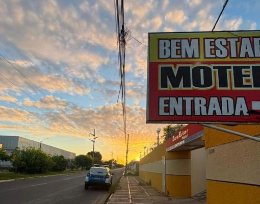 Quatro suspeitos causam danos em motel e tentam fugir sem pagar conta