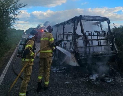 Incêndio destrói micro-ônibus na PI-116 próximo a Luís Correia