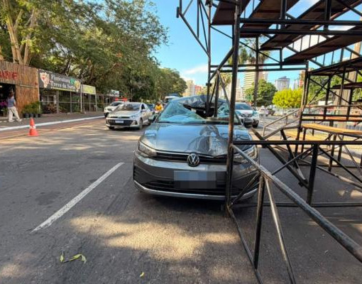 Motorista colide com estrutura montada para evento na Marechal Castelo Branco