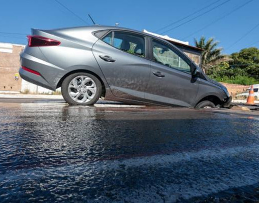 Cratera se abre em avenida e carro fica preso na zona Sul de Teresina