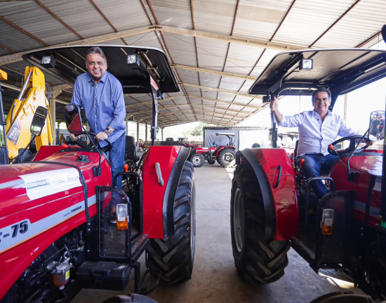 Júlio Arcoverde entrega equipamentos agrícolas e reforça apoio à produção rural