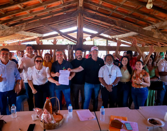 Dr. Vinicius inaugura 27 mil metros de calçamento e entrega 13 casas na zona rural de Pimenteiras