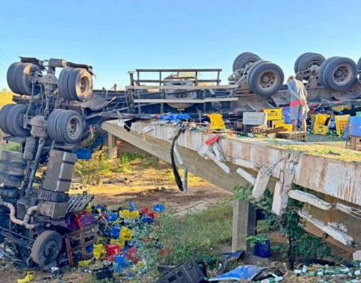 Carreta tomba após colisão e bloqueia BR-316 no Sul do Piauí durante a madrugada