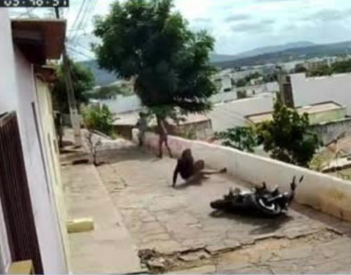 Câmeras registram queda de suspeito e policial durante perseguição da PRF em Picos