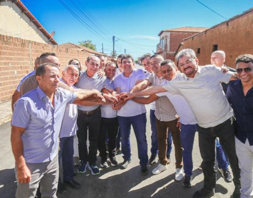 Governador acompanha fase final de pavimentação urbana em Avelino Lopes
