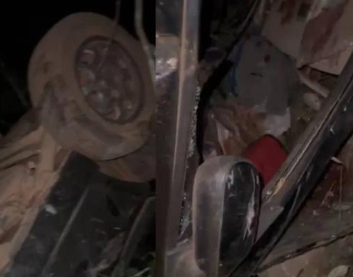 Carro capota, despenca em ribanceira de 50 metros e deixa mulher gravemente ferida