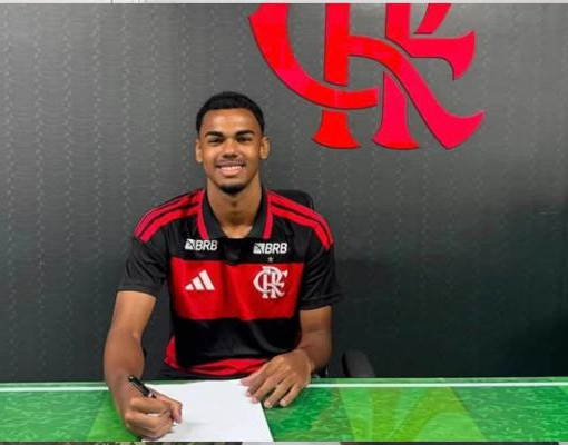 Atacante piauiense de 16 anos firma contrato profissional com o Flamengo