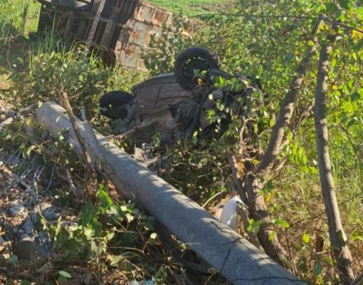 Caminhão perde controle, tomba e deixa mulher ferida na zona Norte de Teresina