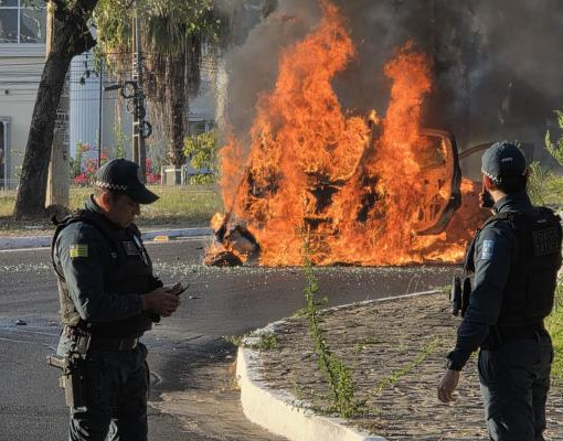 Carro é destruído pelo fogo próximo a Ponte JK  na zona Leste de Teresina