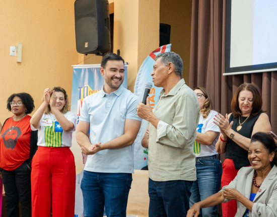 Vinícius Dias participa d debate sobre assistência social e assina carta de compromisso
