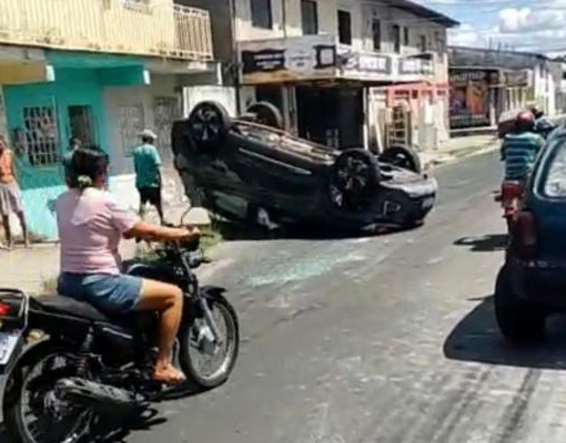 Carro capota após motorista perder controle ao cruzar trilhos do metrô na zona Sudeste de Teresina