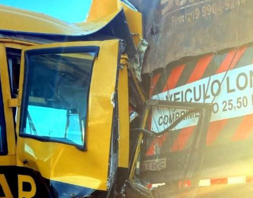 Ônibus escolar bate contra carreta e deixa duas pessoas feridas no interior em Bom Jesus