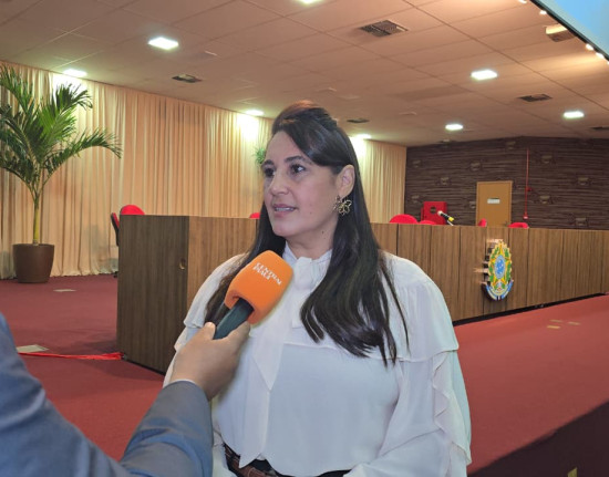 Mesmo na base governista, Ana Fidelis deixa apoio ao Governo em aberto