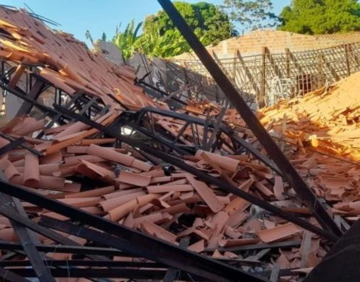 Teto de refeitório de escola desaba durante obra em Porto Alegre do Piauí